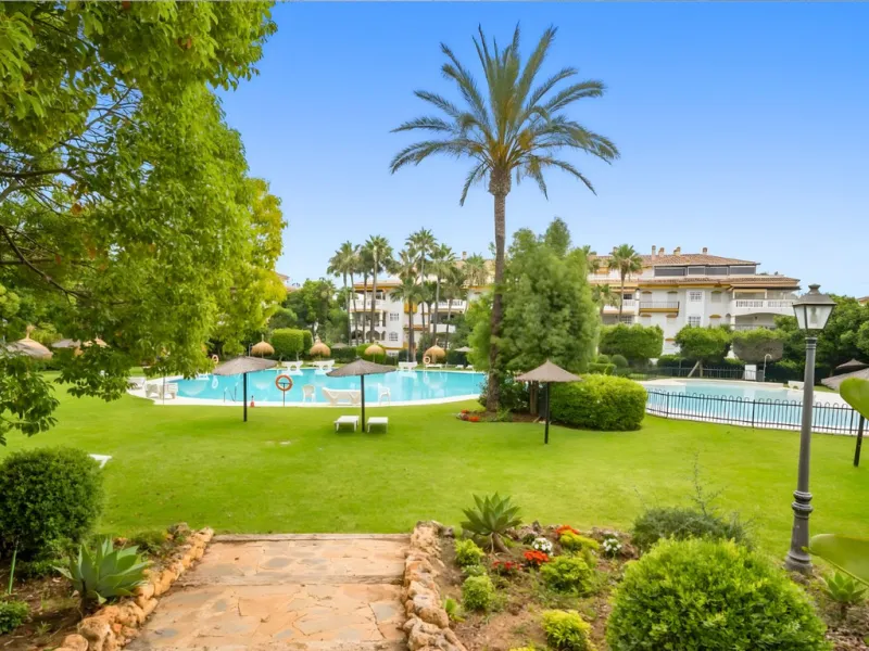 New to the market, ready to move into 2 bed / 2 bath west facing middle floor apartment in La Dama de Noche