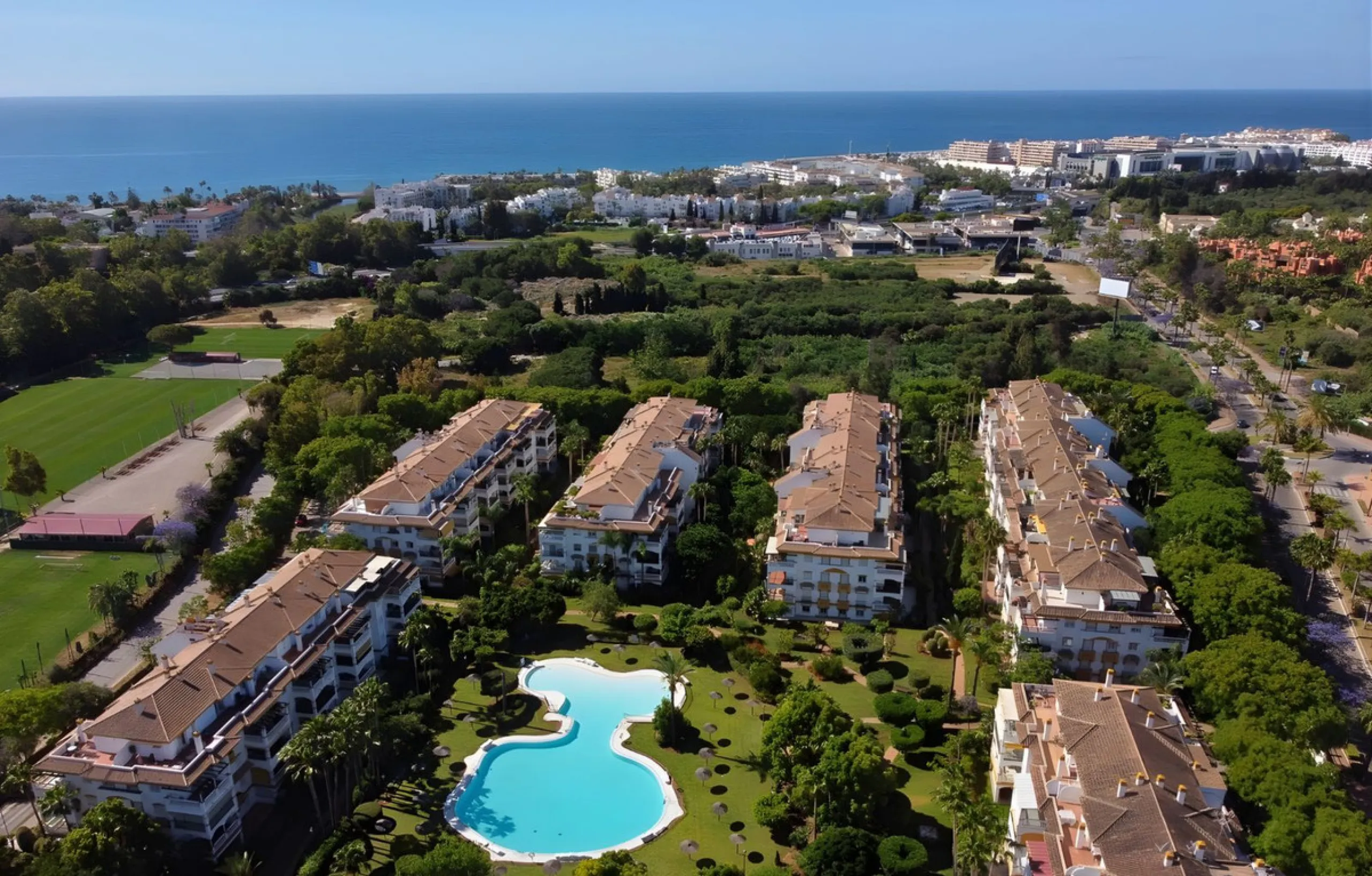 New to the market, ready to move into 2 bed / 2 bath west facing middle floor apartment in La Dama de Noche