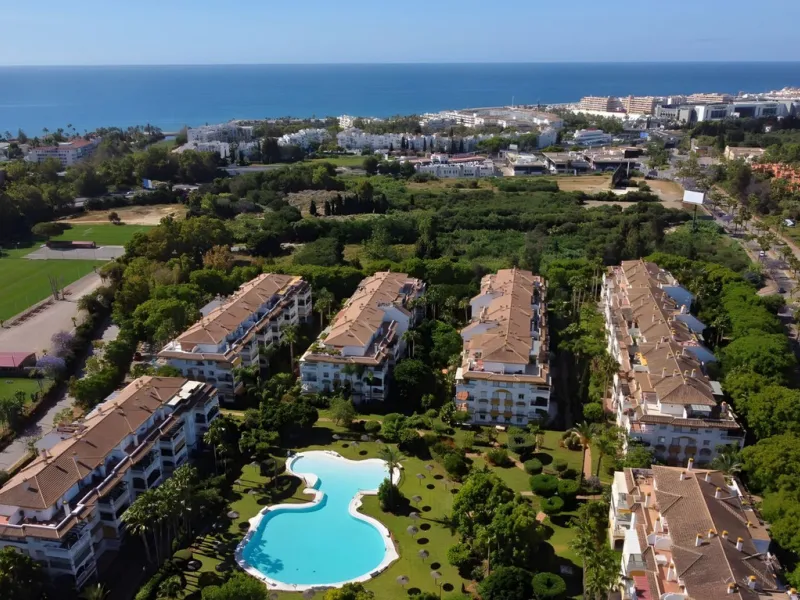 New to the market, ready to move into 2 bed / 2 bath west facing middle floor apartment in La Dama de Noche