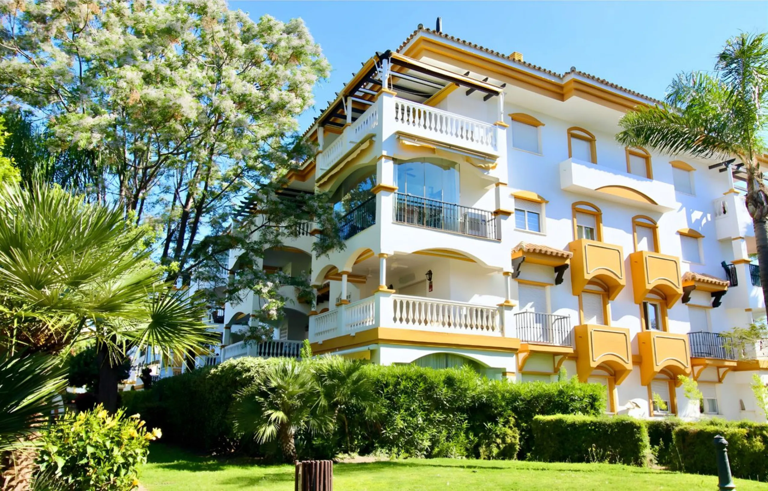 New to the market, ready to move into 2 bed / 2 bath west facing middle floor apartment in La Dama de Noche