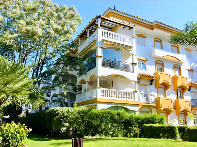 New to the market, ready to move into 2 bed / 2 bath west facing middle floor apartment in La Dama de Noche