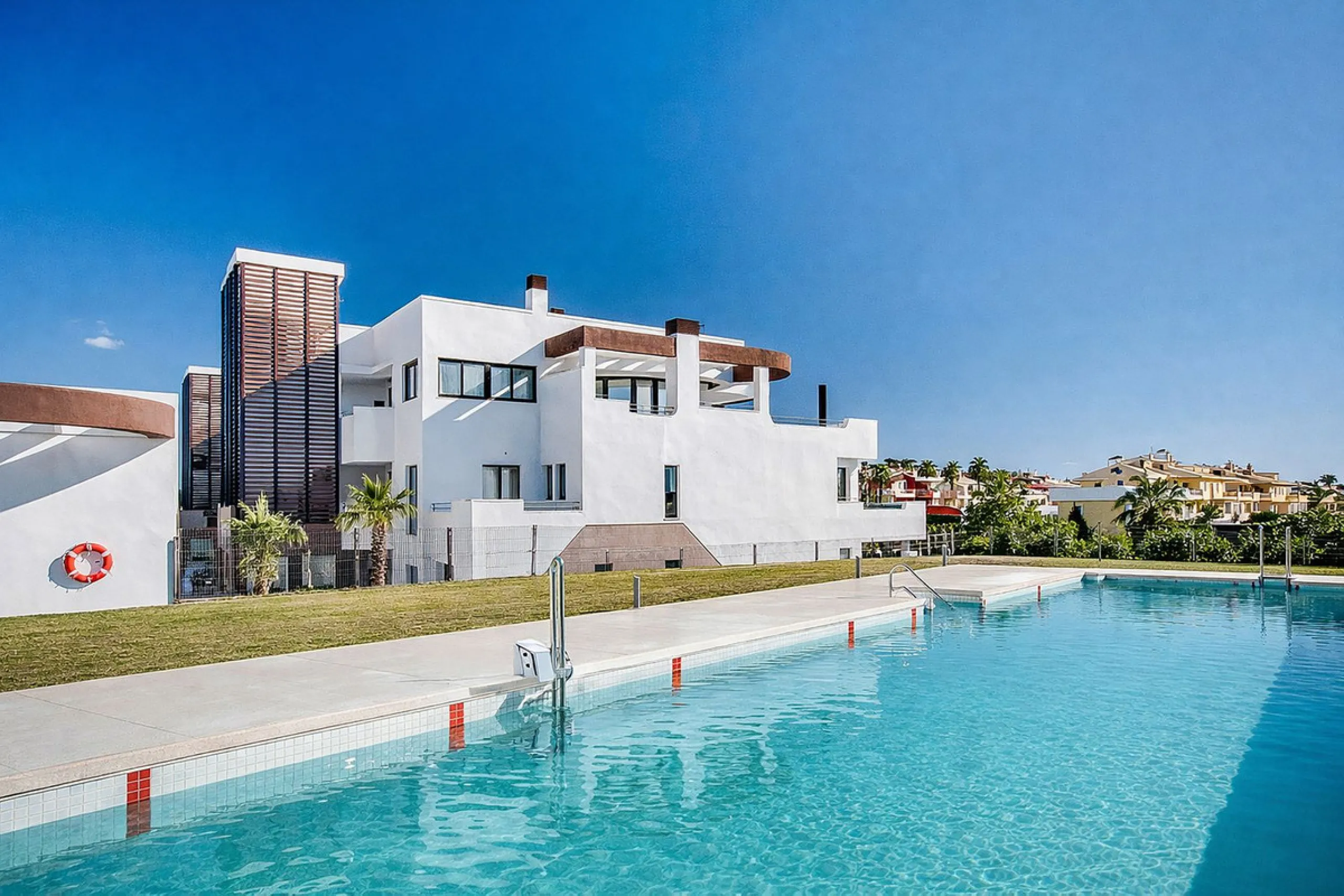 This brand-new, unfurnished resale penthouse offers refined contemporary living in a prime location on the New Golden Mile, just 10 minutes from both Estepona and Marbella.
