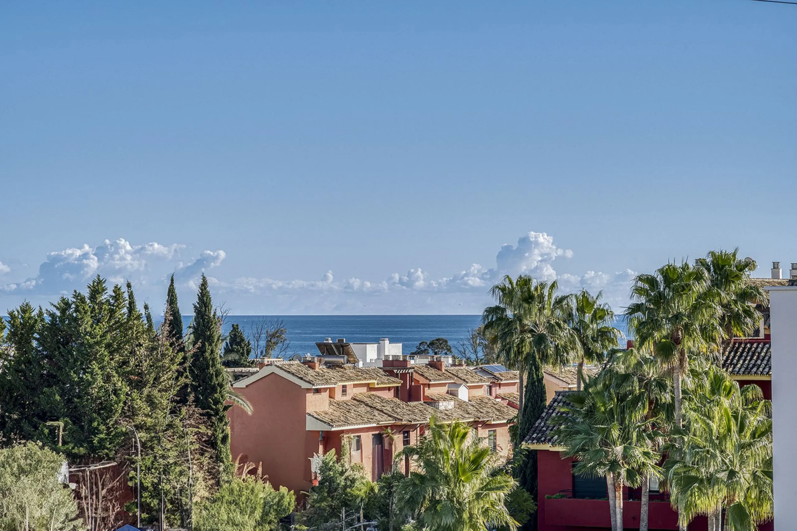 This brand-new, unfurnished resale penthouse offers refined contemporary living in a prime location on the New Golden Mile, just 10 minutes from both Estepona and Marbella.
