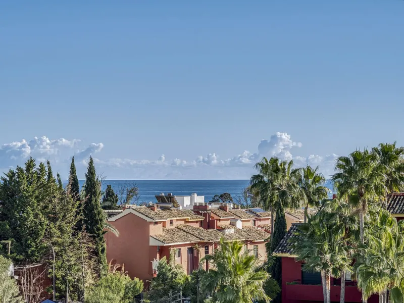 This brand-new, unfurnished resale penthouse offers refined contemporary living in a prime location on the New Golden Mile, just 10 minutes from both Estepona and Marbella.