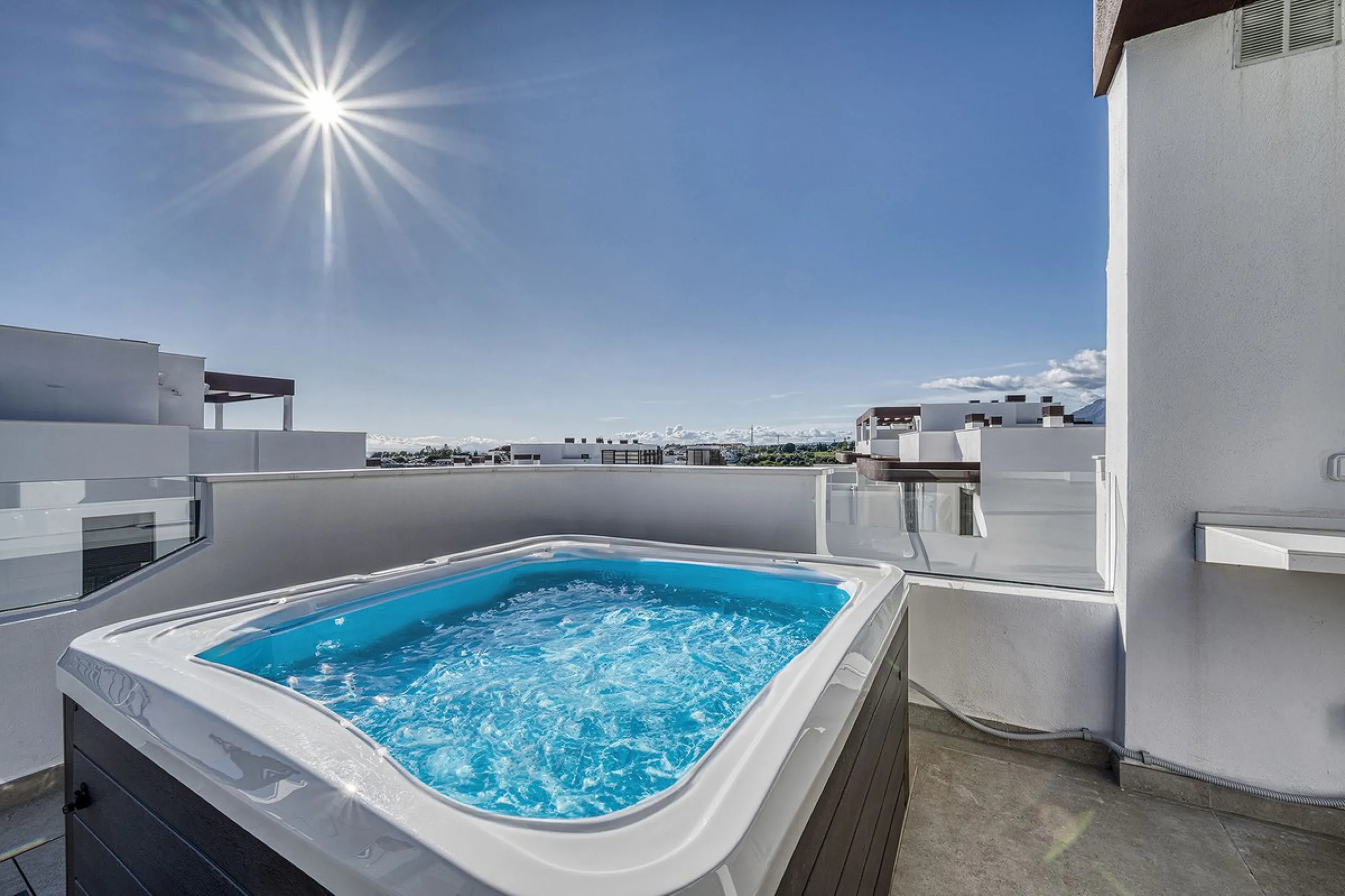 This brand-new, unfurnished resale penthouse offers refined contemporary living in a prime location on the New Golden Mile, just 10 minutes from both Estepona and Marbella.