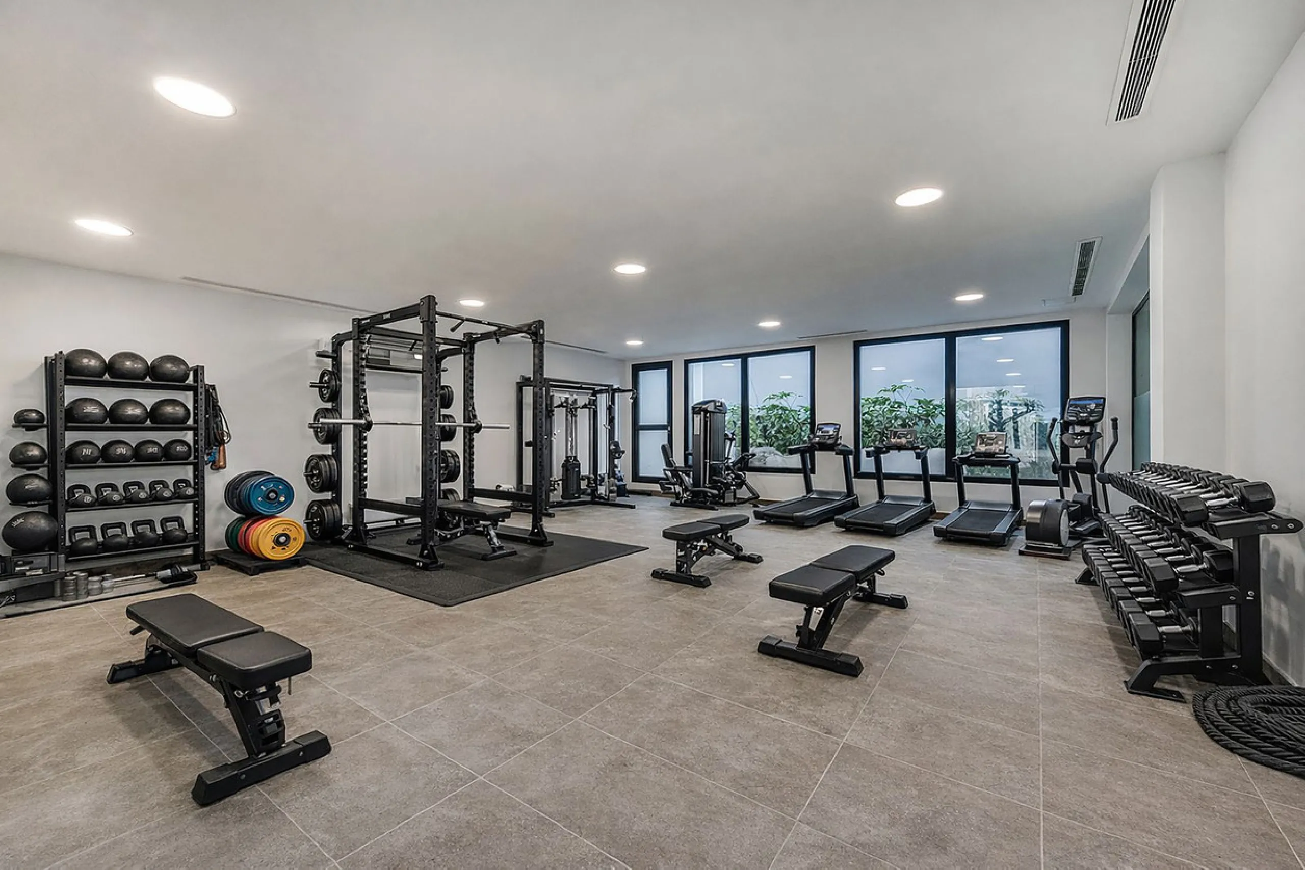 This brand-new, unfurnished resale penthouse offers refined contemporary living in a prime location on the New Golden Mile, just 10 minutes from both Estepona and Marbella.