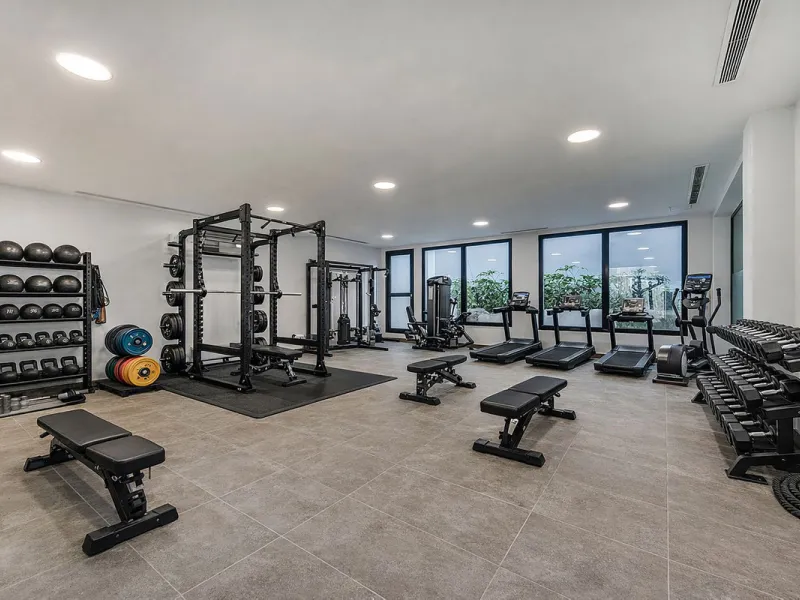 This brand-new, unfurnished resale penthouse offers refined contemporary living in a prime location on the New Golden Mile, just 10 minutes from both Estepona and Marbella.