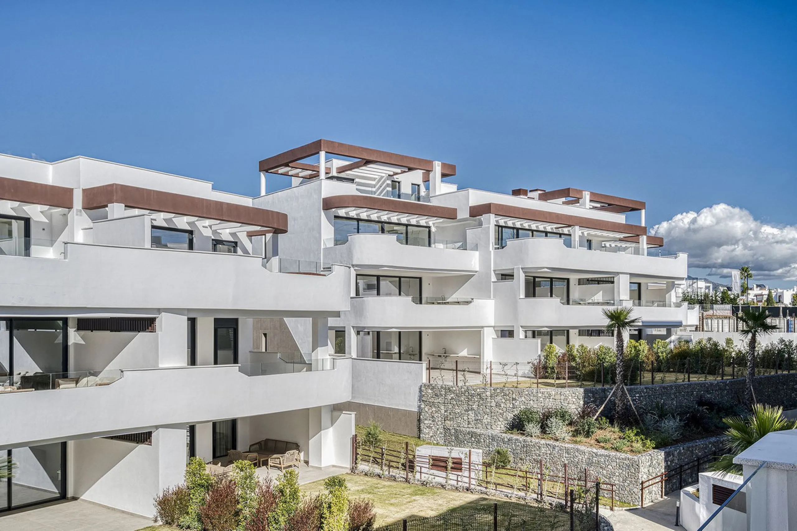 This brand-new, unfurnished resale penthouse offers refined contemporary living in a prime location on the New Golden Mile, just 10 minutes from both Estepona and Marbella.