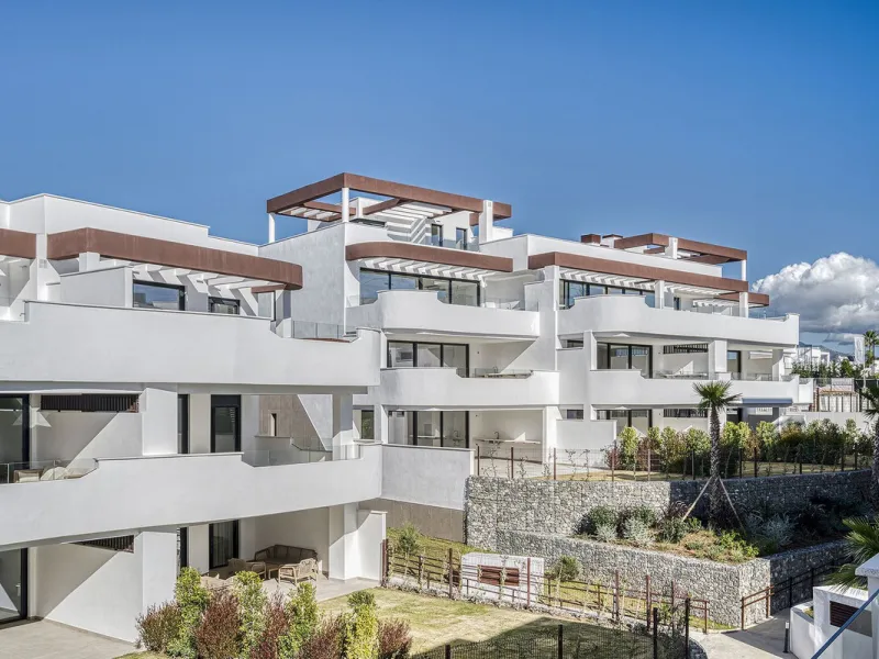 This brand-new, unfurnished resale penthouse offers refined contemporary living in a prime location on the New Golden Mile, just 10 minutes from both Estepona and Marbella.