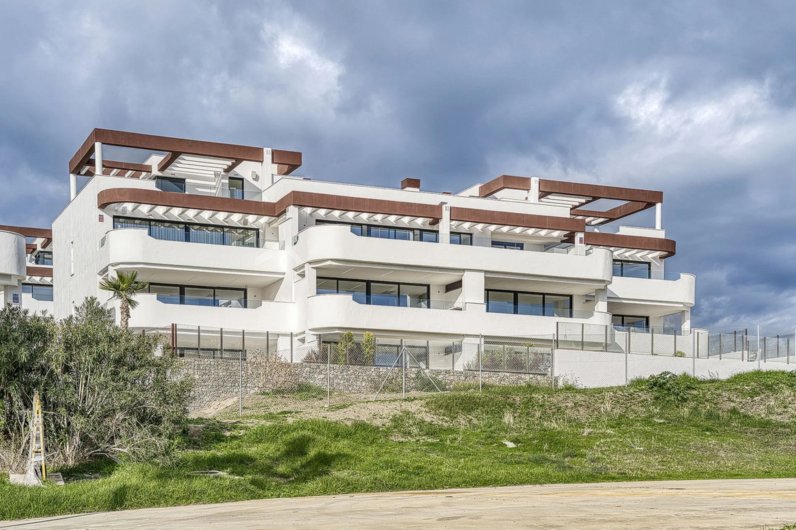 This brand-new, unfurnished resale penthouse offers refined contemporary living in a prime location on the New Golden Mile, just 10 minutes from both Estepona and Marbella.