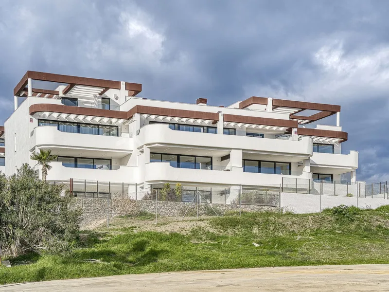 This brand-new, unfurnished resale penthouse offers refined contemporary living in a prime location on the New Golden Mile, just 10 minutes from both Estepona and Marbella.