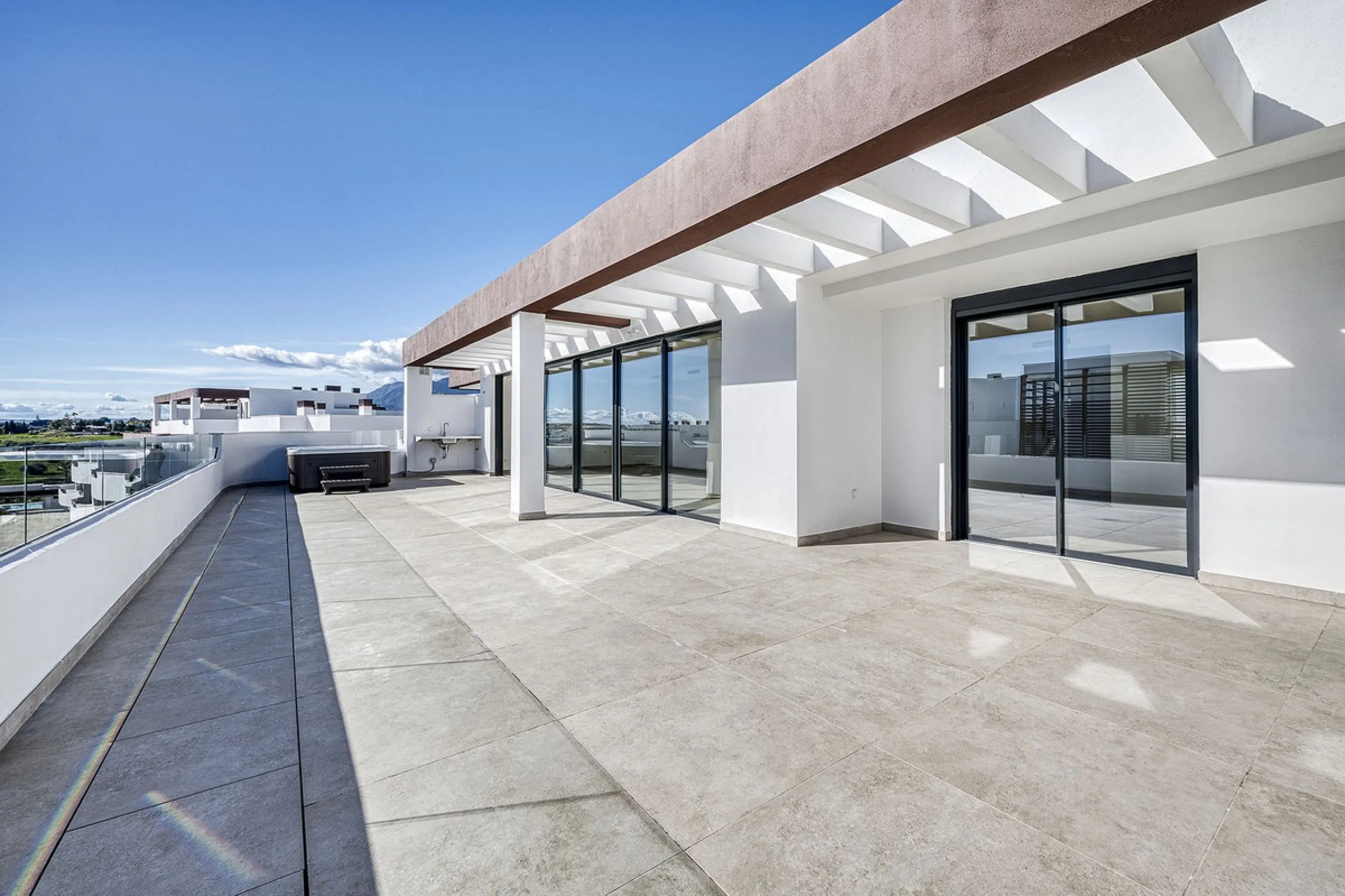 This brand-new, unfurnished resale penthouse offers refined contemporary living in a prime location on the New Golden Mile, just 10 minutes from both Estepona and Marbella.
