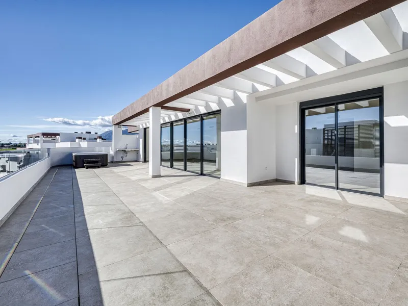 This brand-new, unfurnished resale penthouse offers refined contemporary living in a prime location on the New Golden Mile, just 10 minutes from both Estepona and Marbella.