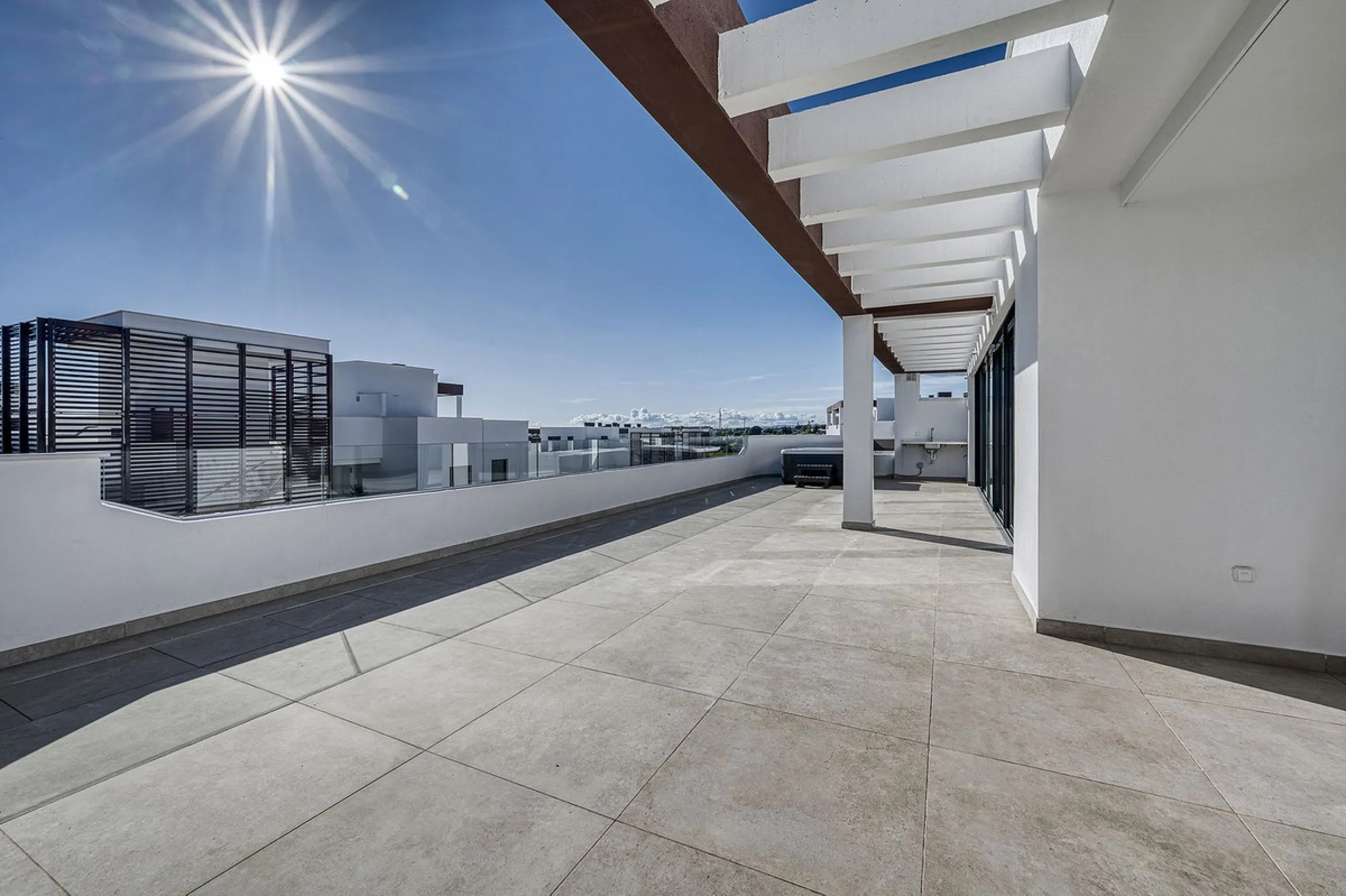 This brand-new, unfurnished resale penthouse offers refined contemporary living in a prime location on the New Golden Mile, just 10 minutes from both Estepona and Marbella.