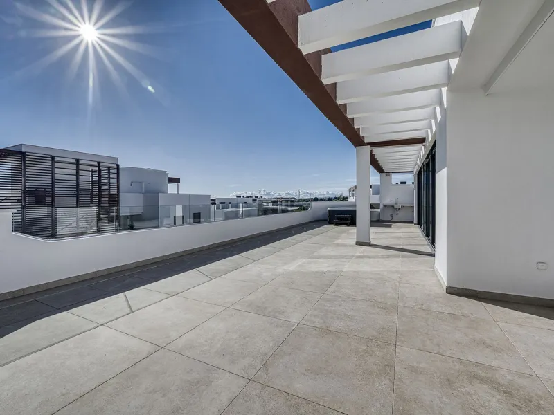 This brand-new, unfurnished resale penthouse offers refined contemporary living in a prime location on the New Golden Mile, just 10 minutes from both Estepona and Marbella.