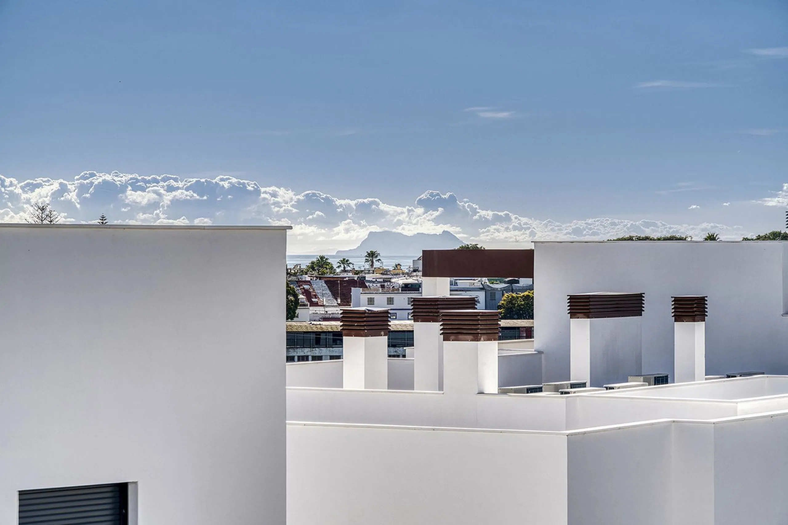 This brand-new, unfurnished resale penthouse offers refined contemporary living in a prime location on the New Golden Mile, just 10 minutes from both Estepona and Marbella.