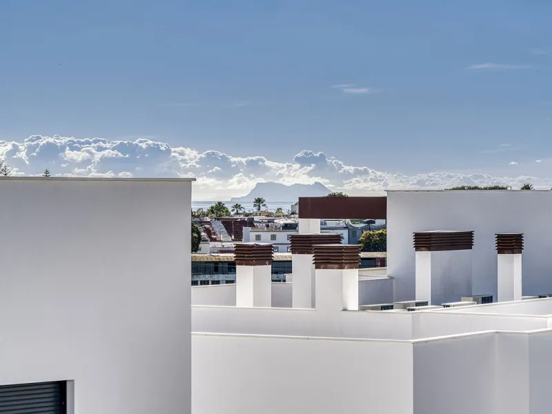This brand-new, unfurnished resale penthouse offers refined contemporary living in a prime location on the New Golden Mile, just 10 minutes from both Estepona and Marbella.