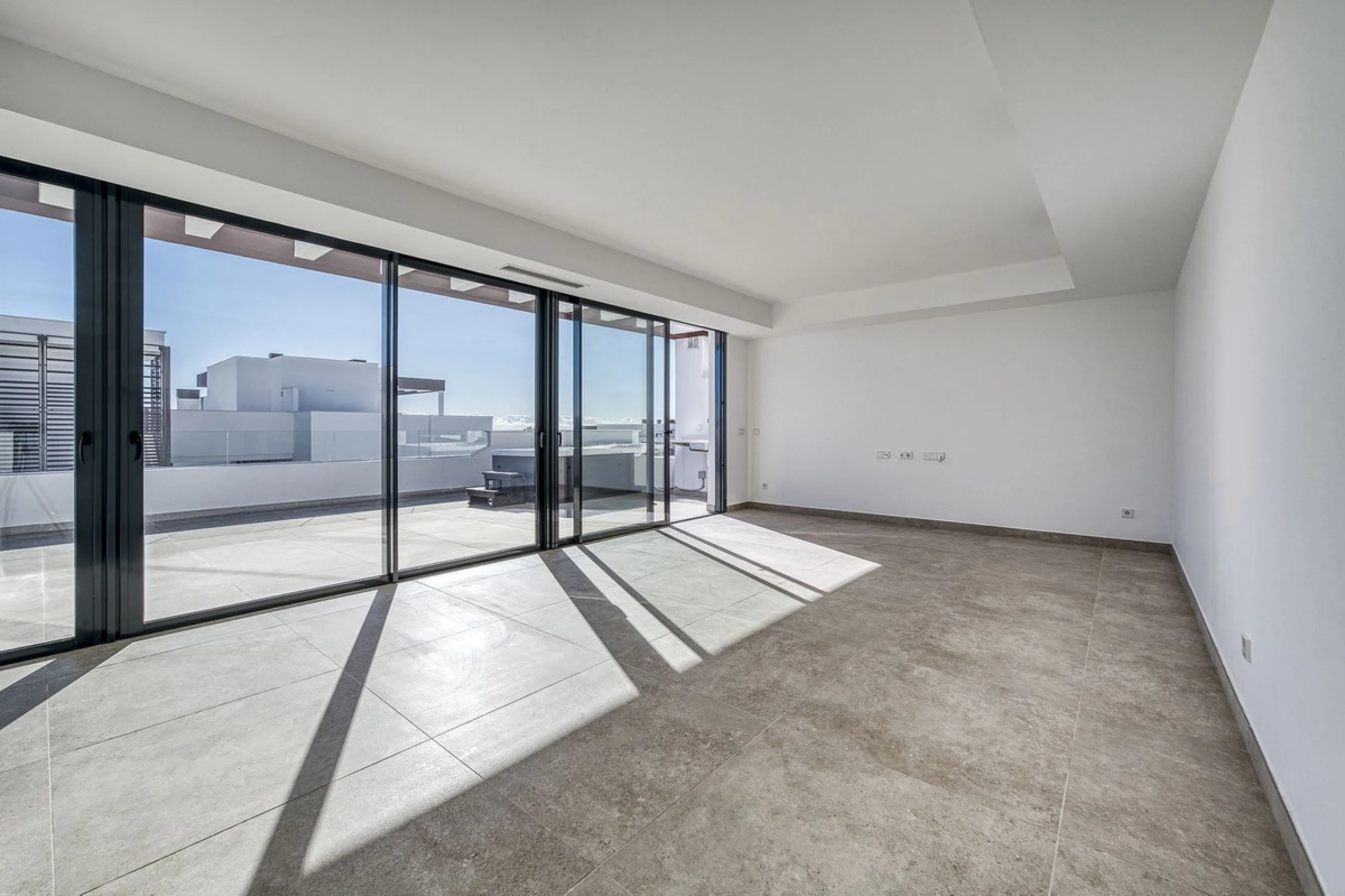 This brand-new, unfurnished resale penthouse offers refined contemporary living in a prime location on the New Golden Mile, just 10 minutes from both Estepona and Marbella.