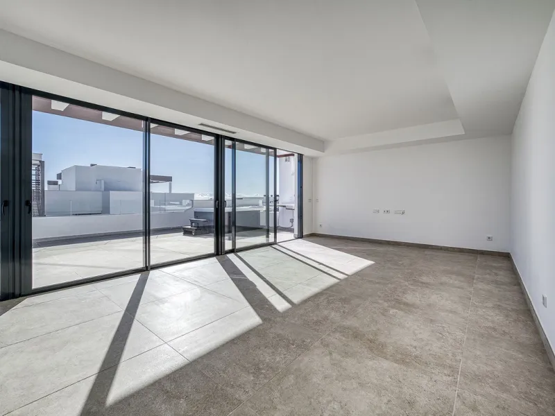 This brand-new, unfurnished resale penthouse offers refined contemporary living in a prime location on the New Golden Mile, just 10 minutes from both Estepona and Marbella.