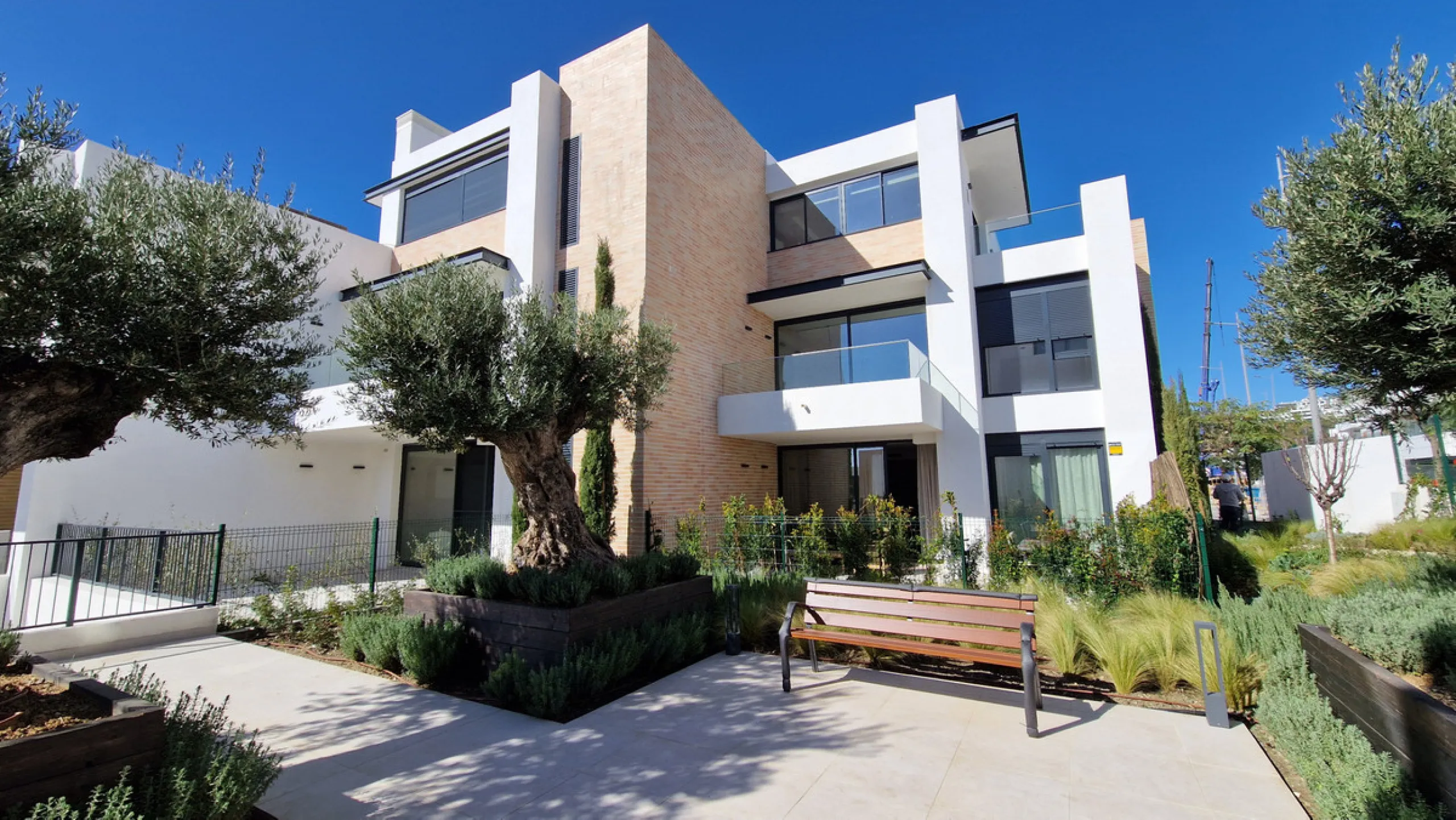 Fantastic brand new 3-bedroom apartment on the ground floor of the newly built complex in Residencial Senda, in the town centre of Estepona. It is a modern gated complex with only 34 apartments, in a privileged area next to the new Auditorium, with everyt