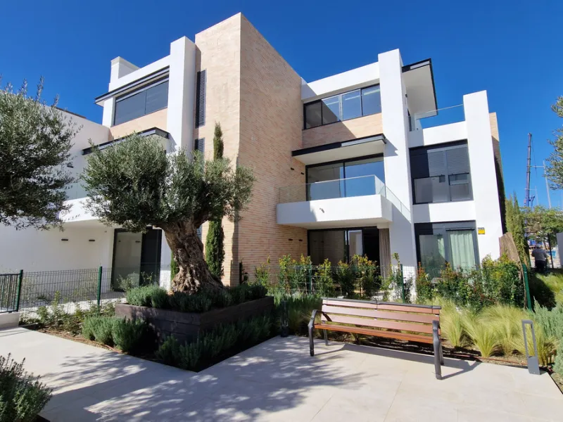 Fantastic brand new 3-bedroom apartment on the ground floor of the newly built complex in Residencial Senda, in the town centre of Estepona. It is a modern gated complex with only 34 apartments, in a privileged area next to the new Auditorium, with everyt