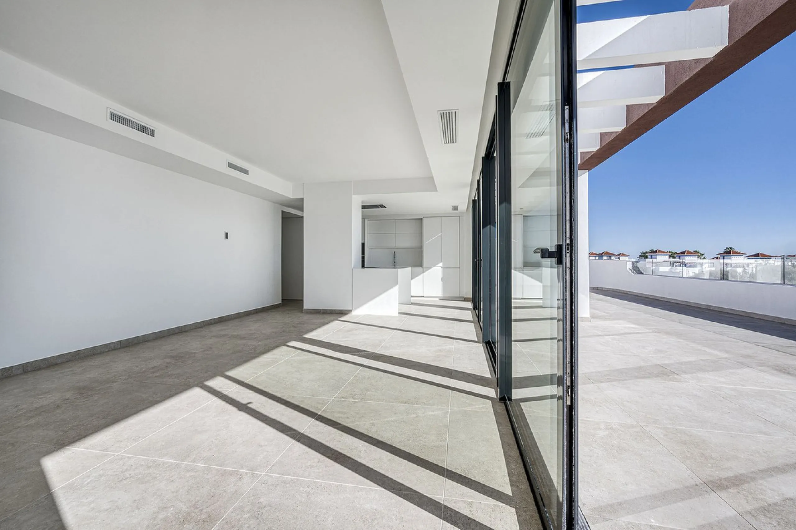 This brand-new, unfurnished resale penthouse offers refined contemporary living in a prime location on the New Golden Mile, just 10 minutes from both Estepona and Marbella.
