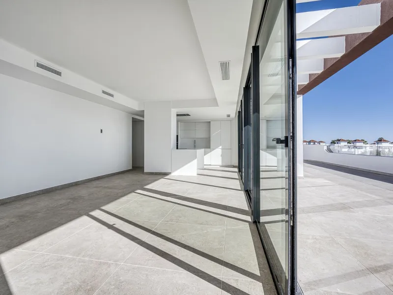 This brand-new, unfurnished resale penthouse offers refined contemporary living in a prime location on the New Golden Mile, just 10 minutes from both Estepona and Marbella.