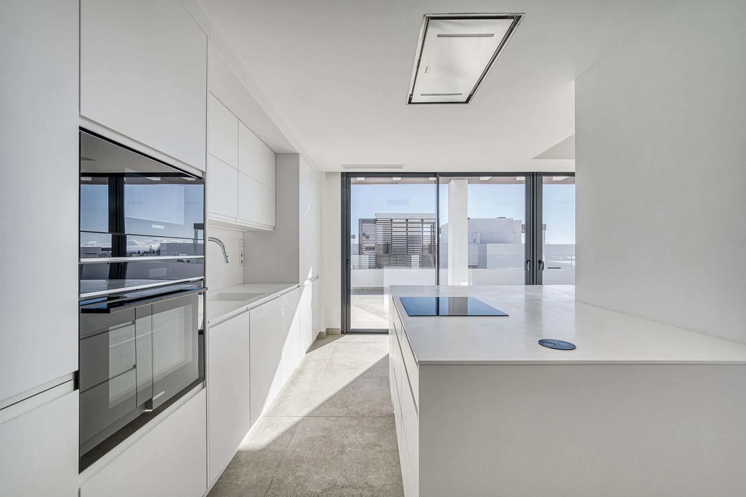 This brand-new, unfurnished resale penthouse offers refined contemporary living in a prime location on the New Golden Mile, just 10 minutes from both Estepona and Marbella.