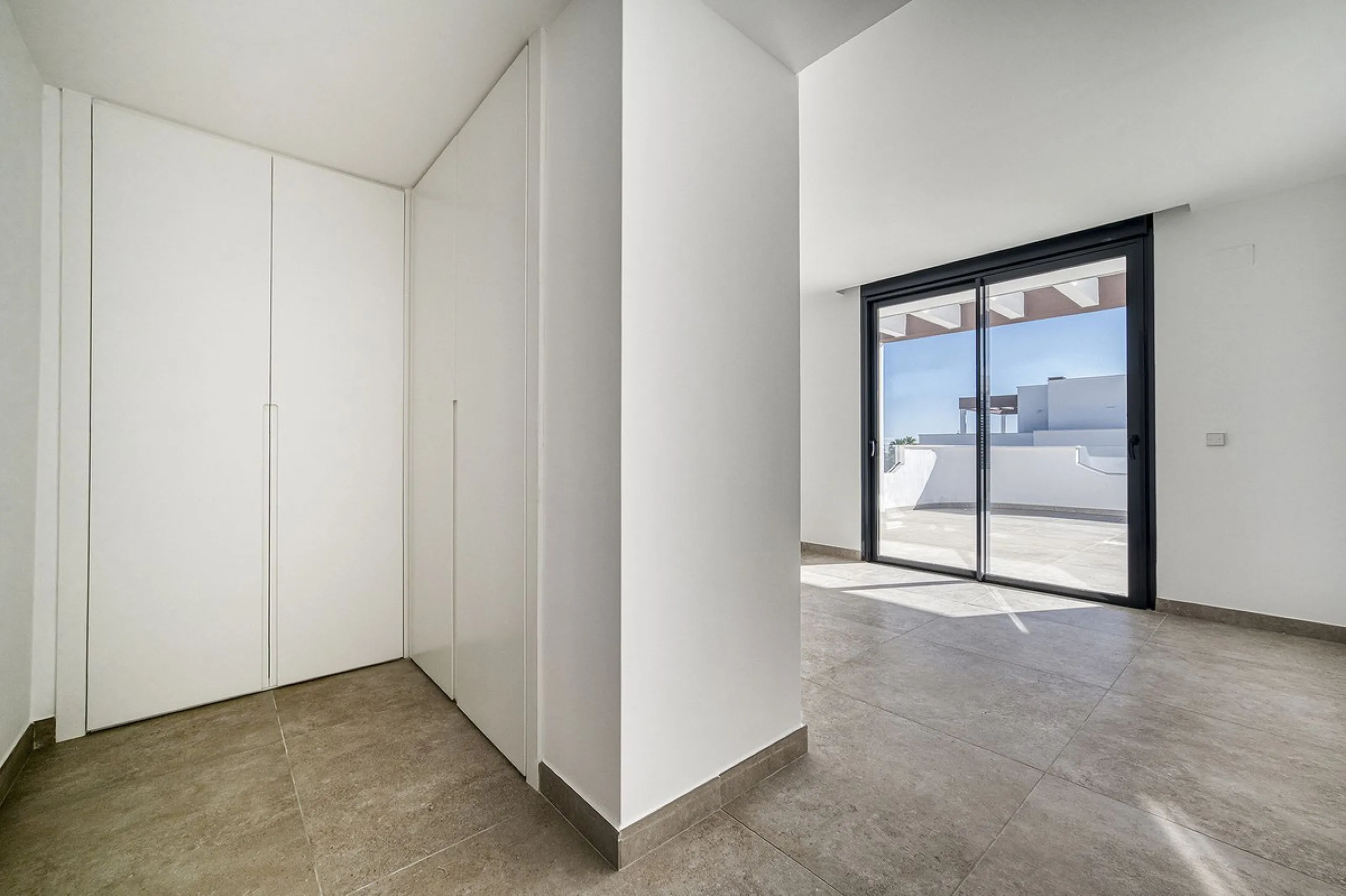 This brand-new, unfurnished resale penthouse offers refined contemporary living in a prime location on the New Golden Mile, just 10 minutes from both Estepona and Marbella.