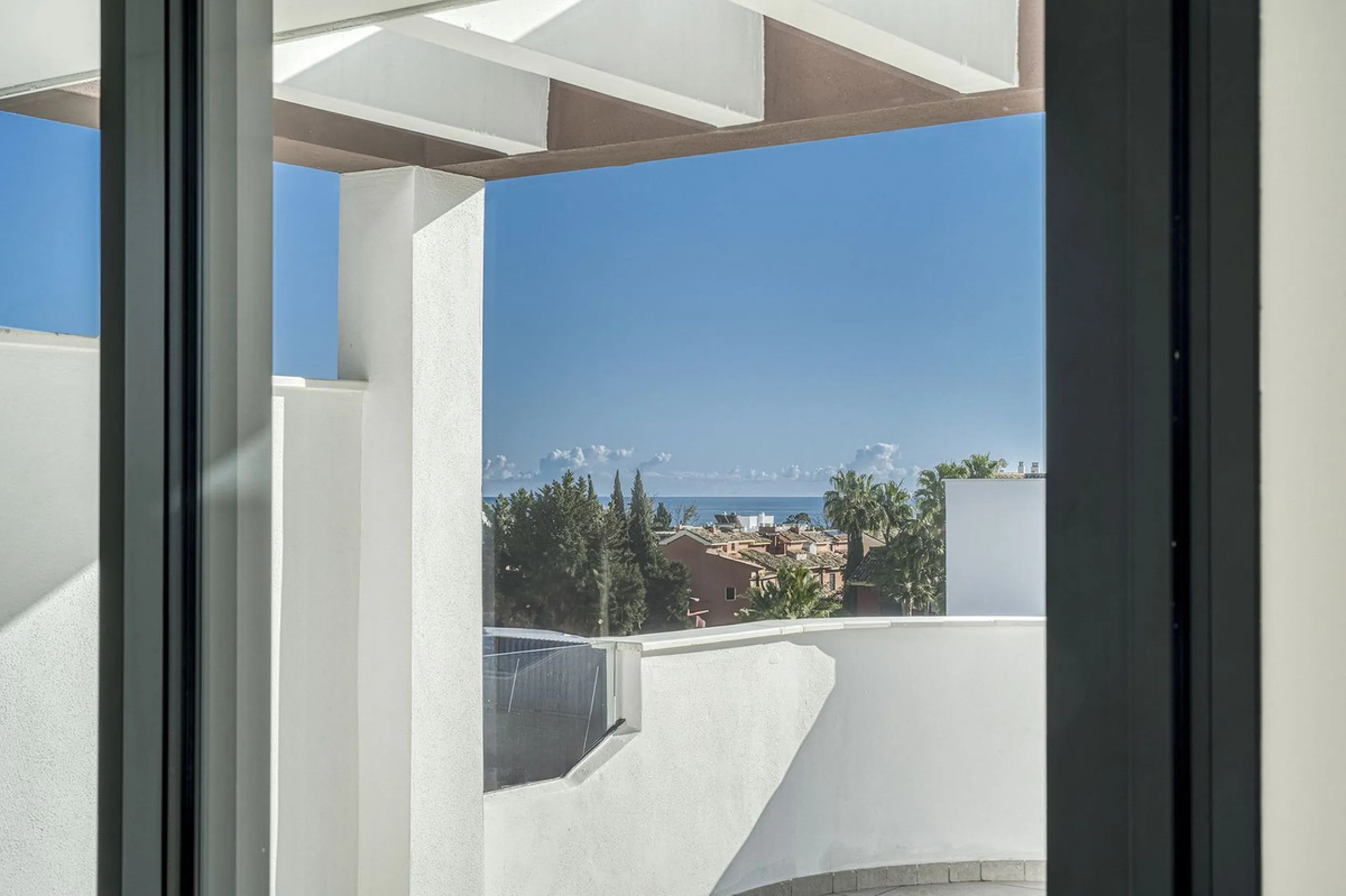 This brand-new, unfurnished resale penthouse offers refined contemporary living in a prime location on the New Golden Mile, just 10 minutes from both Estepona and Marbella.