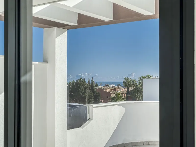 This brand-new, unfurnished resale penthouse offers refined contemporary living in a prime location on the New Golden Mile, just 10 minutes from both Estepona and Marbella.