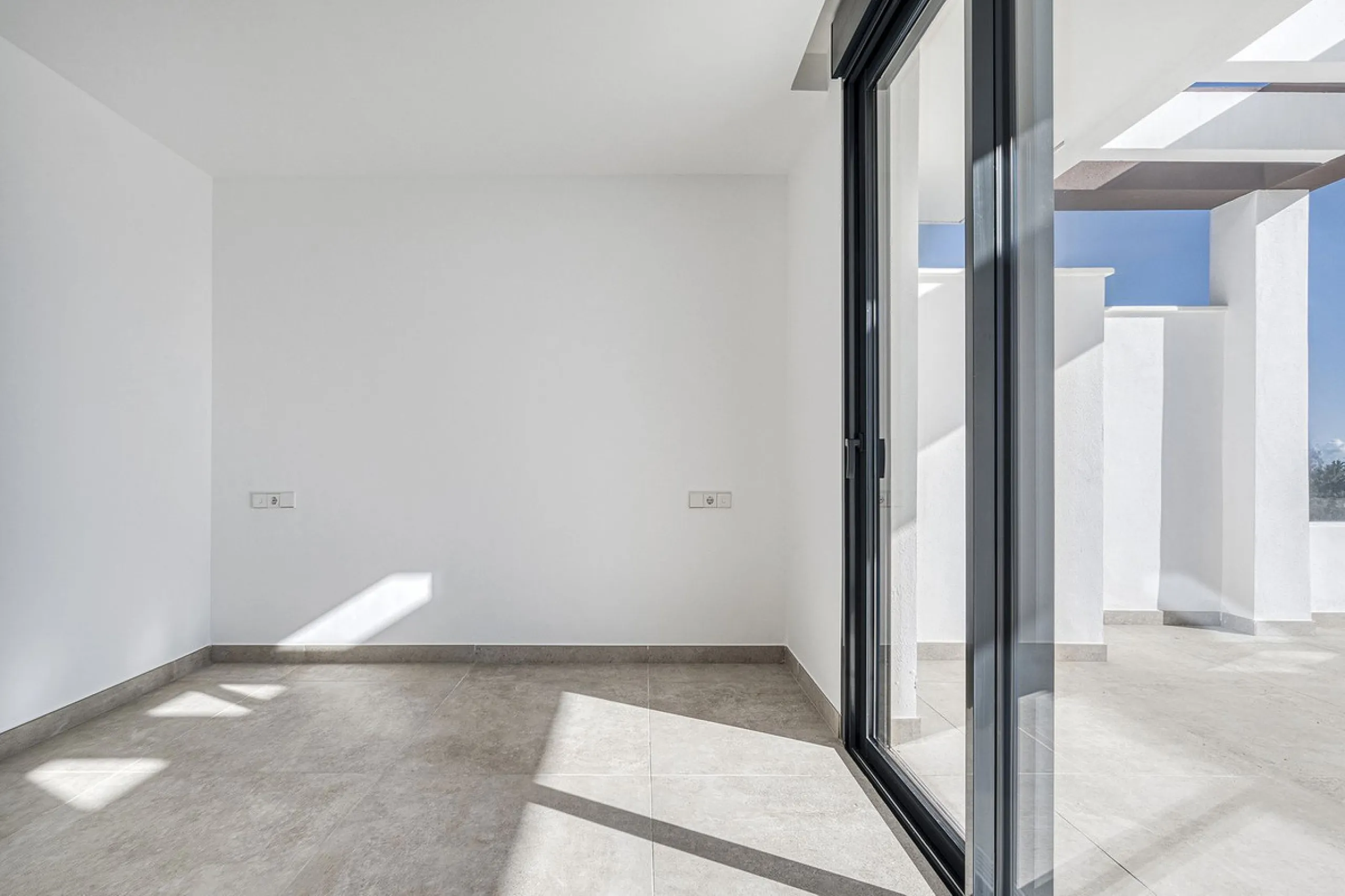 This brand-new, unfurnished resale penthouse offers refined contemporary living in a prime location on the New Golden Mile, just 10 minutes from both Estepona and Marbella.