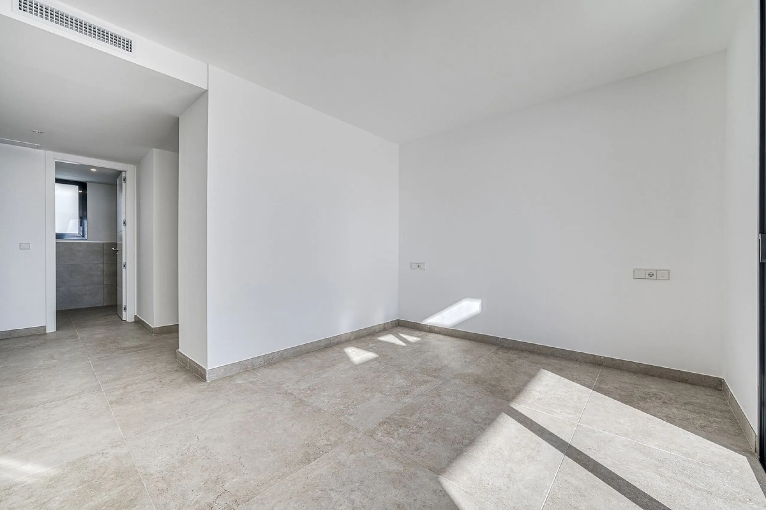 This brand-new, unfurnished resale penthouse offers refined contemporary living in a prime location on the New Golden Mile, just 10 minutes from both Estepona and Marbella.