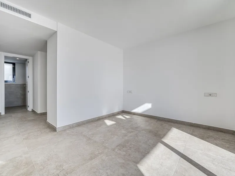 This brand-new, unfurnished resale penthouse offers refined contemporary living in a prime location on the New Golden Mile, just 10 minutes from both Estepona and Marbella.