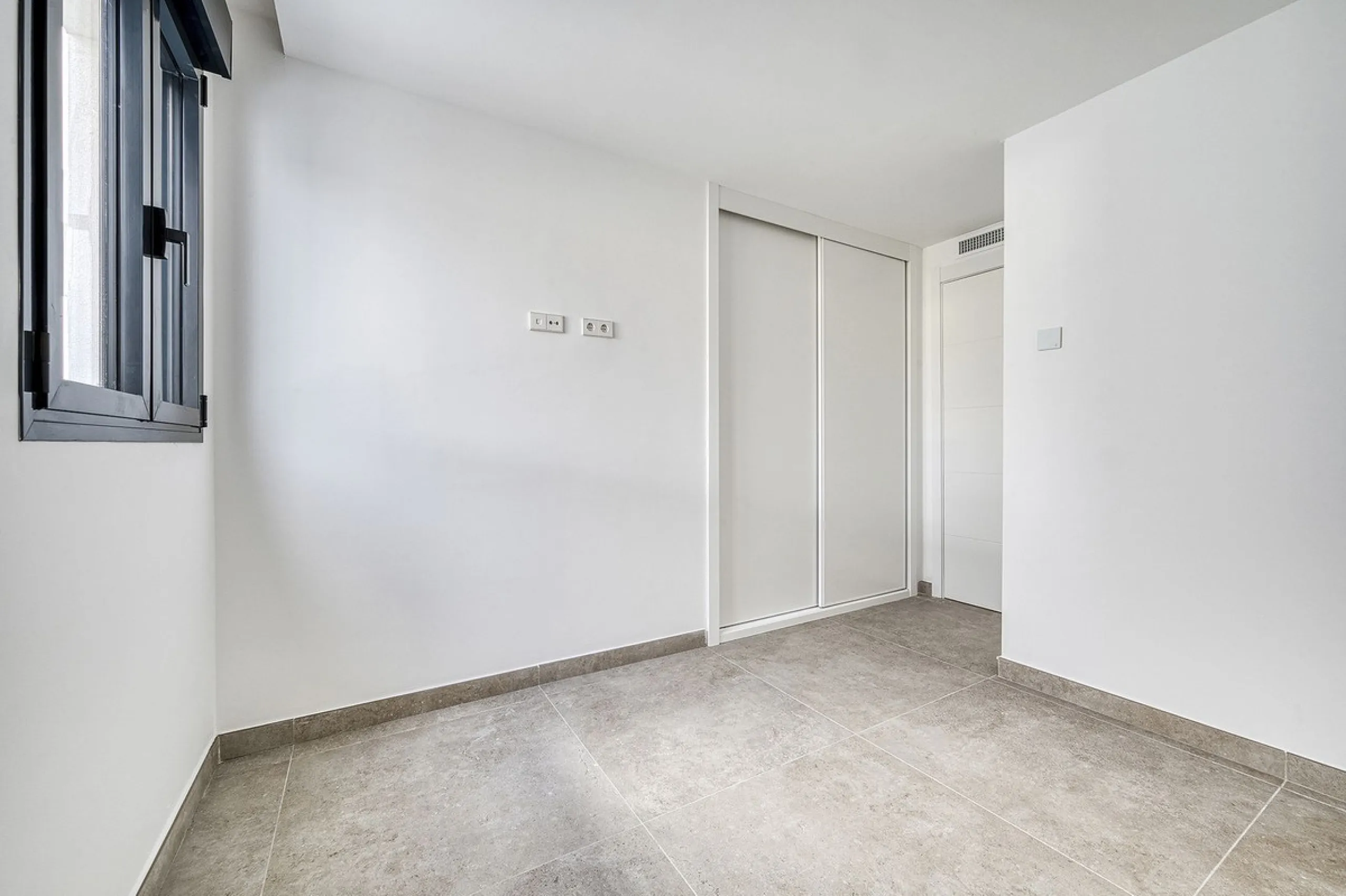 This brand-new, unfurnished resale penthouse offers refined contemporary living in a prime location on the New Golden Mile, just 10 minutes from both Estepona and Marbella.