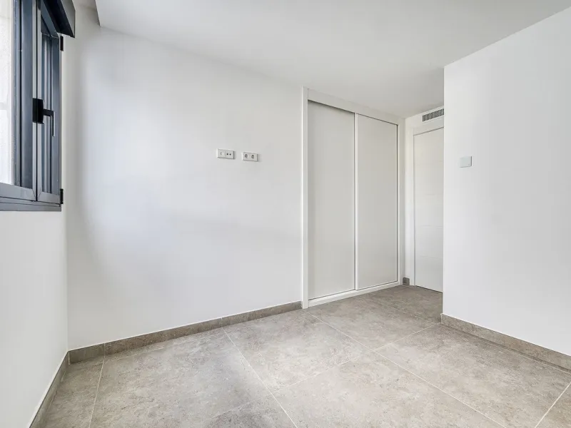 This brand-new, unfurnished resale penthouse offers refined contemporary living in a prime location on the New Golden Mile, just 10 minutes from both Estepona and Marbella.