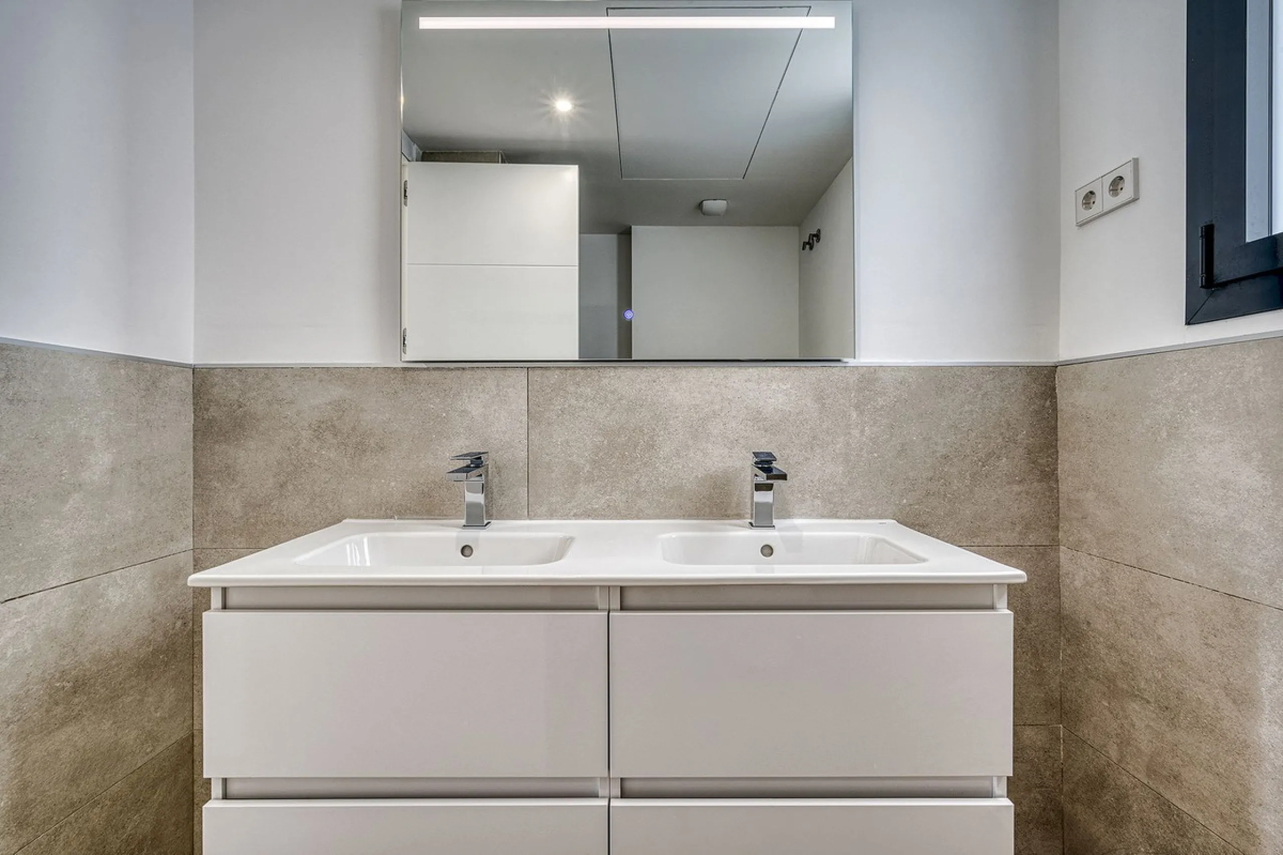 This brand-new, unfurnished resale penthouse offers refined contemporary living in a prime location on the New Golden Mile, just 10 minutes from both Estepona and Marbella.