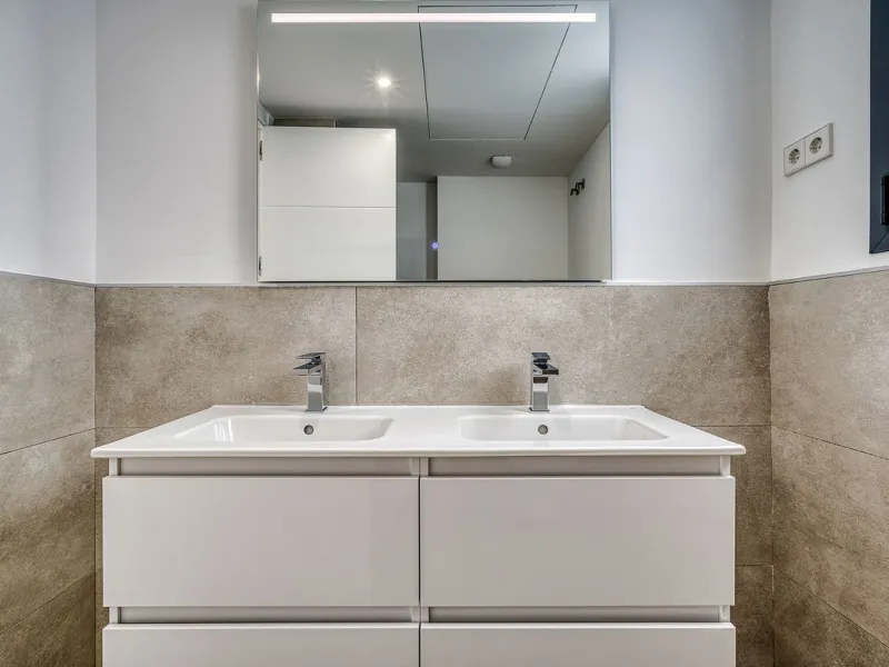 This brand-new, unfurnished resale penthouse offers refined contemporary living in a prime location on the New Golden Mile, just 10 minutes from both Estepona and Marbella.