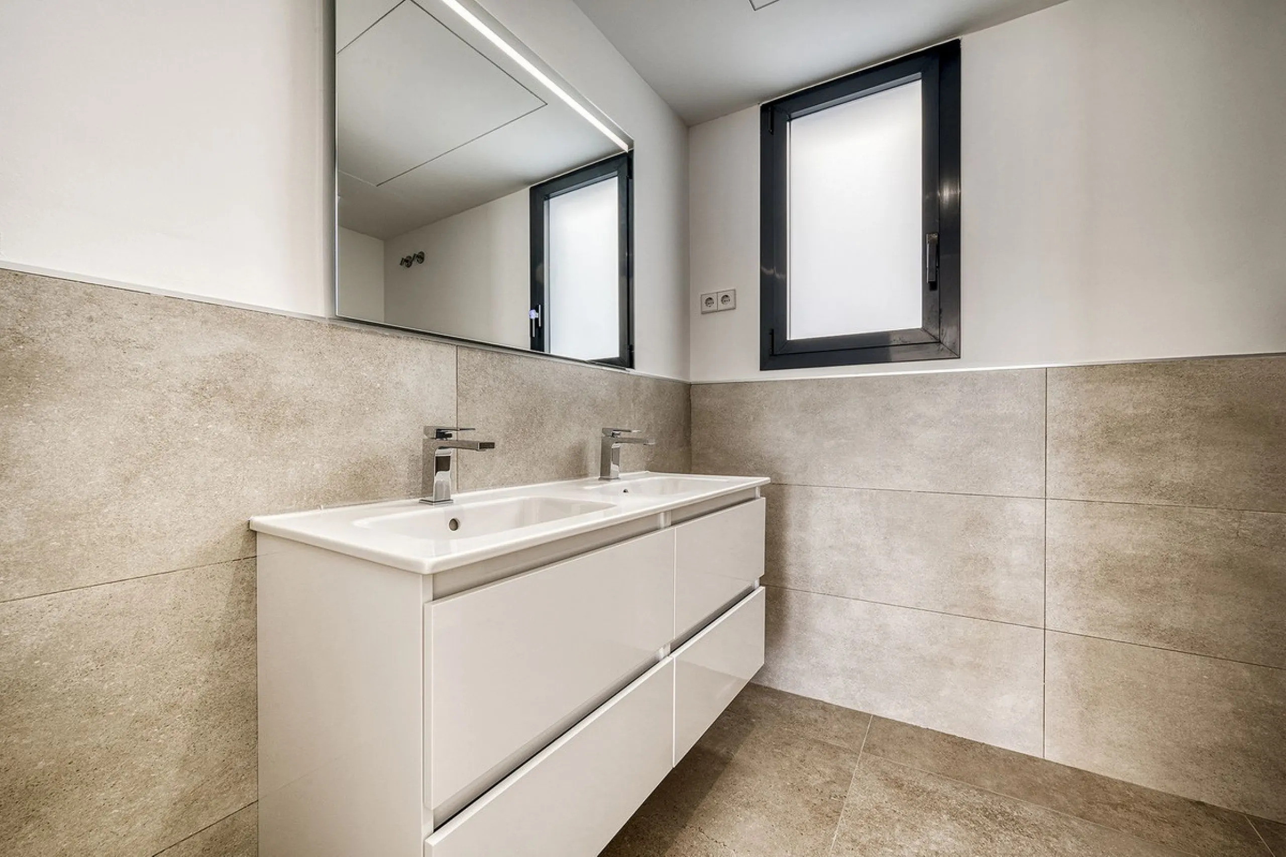 This brand-new, unfurnished resale penthouse offers refined contemporary living in a prime location on the New Golden Mile, just 10 minutes from both Estepona and Marbella.