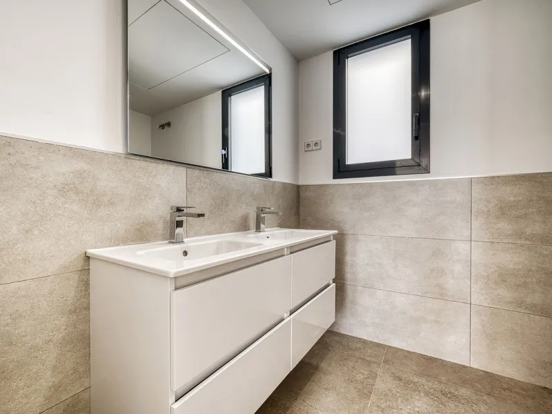 This brand-new, unfurnished resale penthouse offers refined contemporary living in a prime location on the New Golden Mile, just 10 minutes from both Estepona and Marbella.