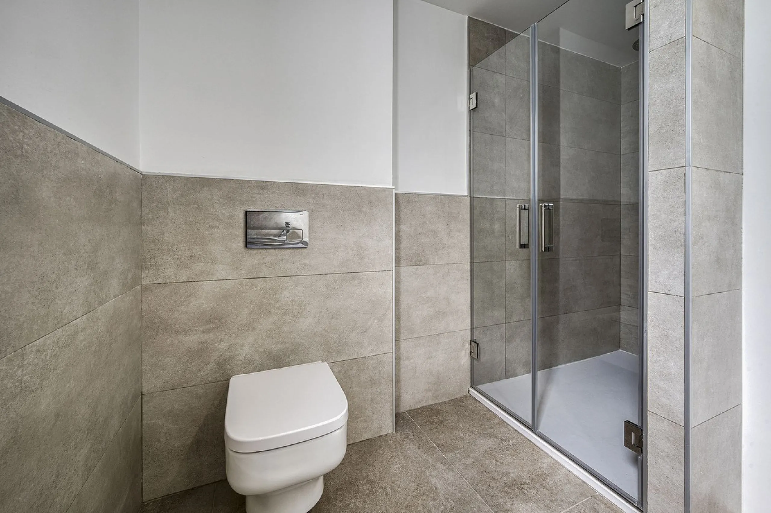 This brand-new, unfurnished resale penthouse offers refined contemporary living in a prime location on the New Golden Mile, just 10 minutes from both Estepona and Marbella.