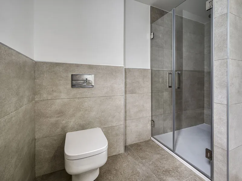 This brand-new, unfurnished resale penthouse offers refined contemporary living in a prime location on the New Golden Mile, just 10 minutes from both Estepona and Marbella.