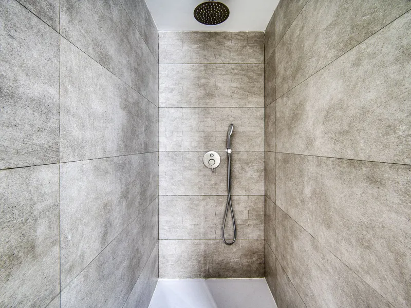 This brand-new, unfurnished resale penthouse offers refined contemporary living in a prime location on the New Golden Mile, just 10 minutes from both Estepona and Marbella.