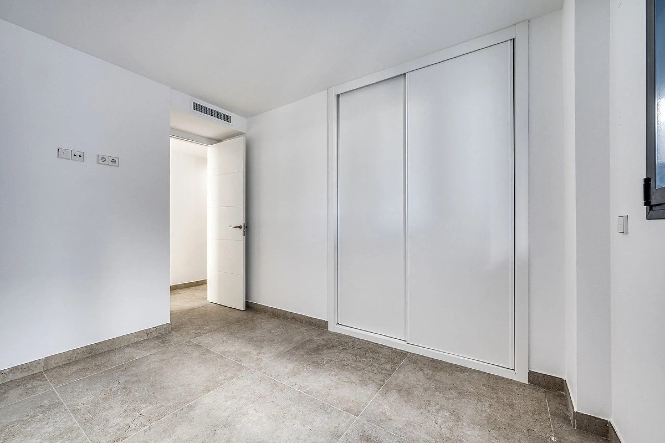 This brand-new, unfurnished resale penthouse offers refined contemporary living in a prime location on the New Golden Mile, just 10 minutes from both Estepona and Marbella.