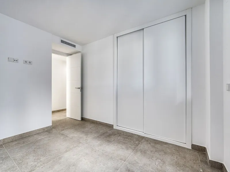 This brand-new, unfurnished resale penthouse offers refined contemporary living in a prime location on the New Golden Mile, just 10 minutes from both Estepona and Marbella.