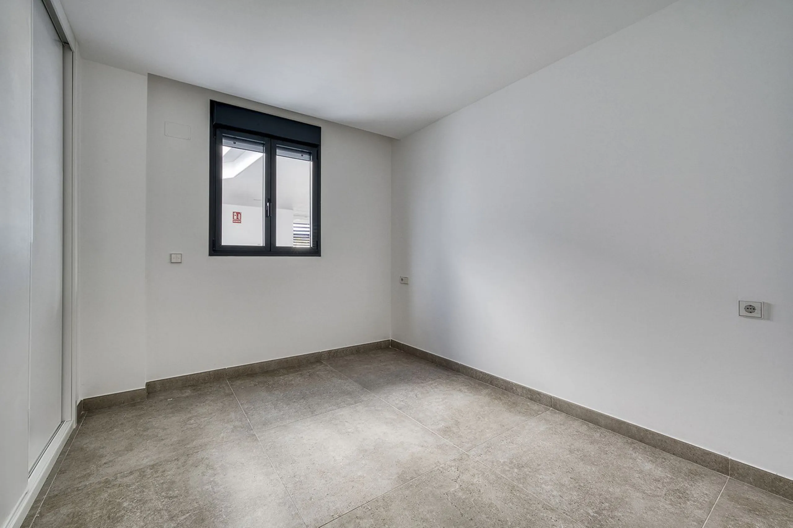 This brand-new, unfurnished resale penthouse offers refined contemporary living in a prime location on the New Golden Mile, just 10 minutes from both Estepona and Marbella.