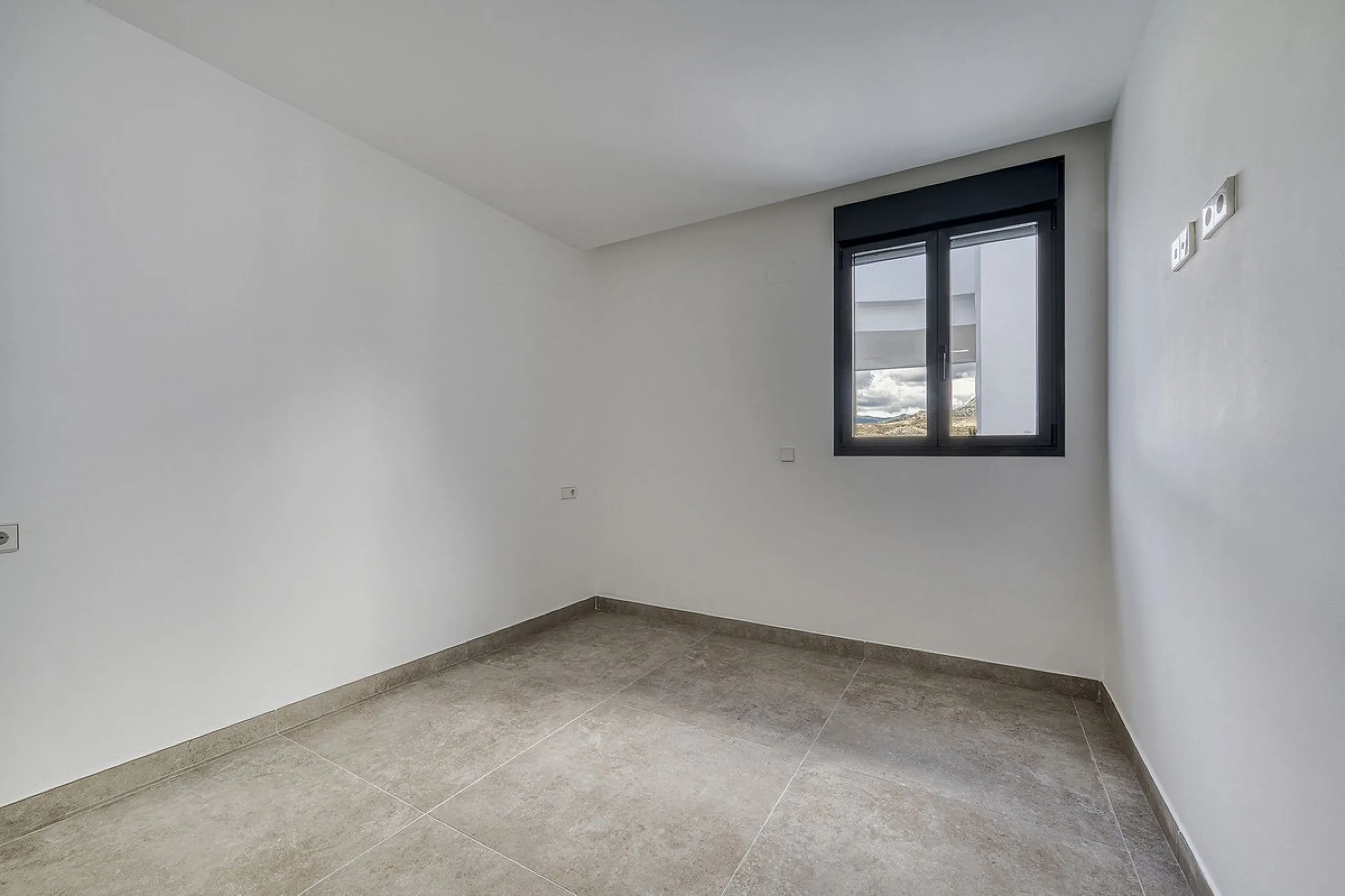 This brand-new, unfurnished resale penthouse offers refined contemporary living in a prime location on the New Golden Mile, just 10 minutes from both Estepona and Marbella.