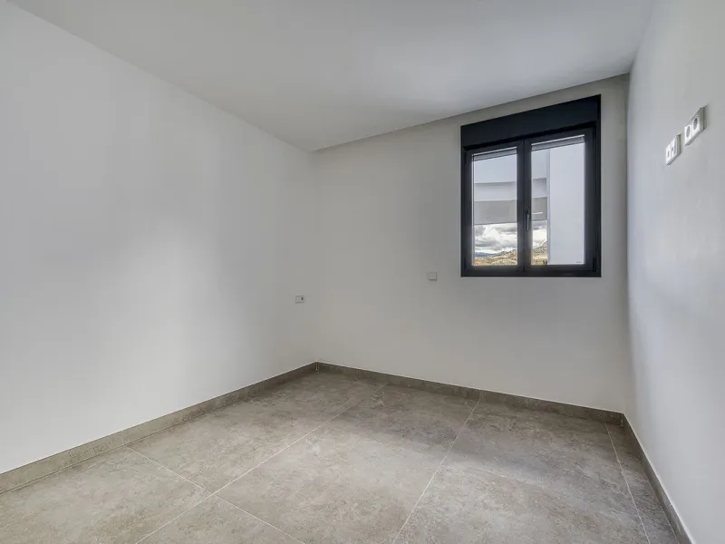 This brand-new, unfurnished resale penthouse offers refined contemporary living in a prime location on the New Golden Mile, just 10 minutes from both Estepona and Marbella.