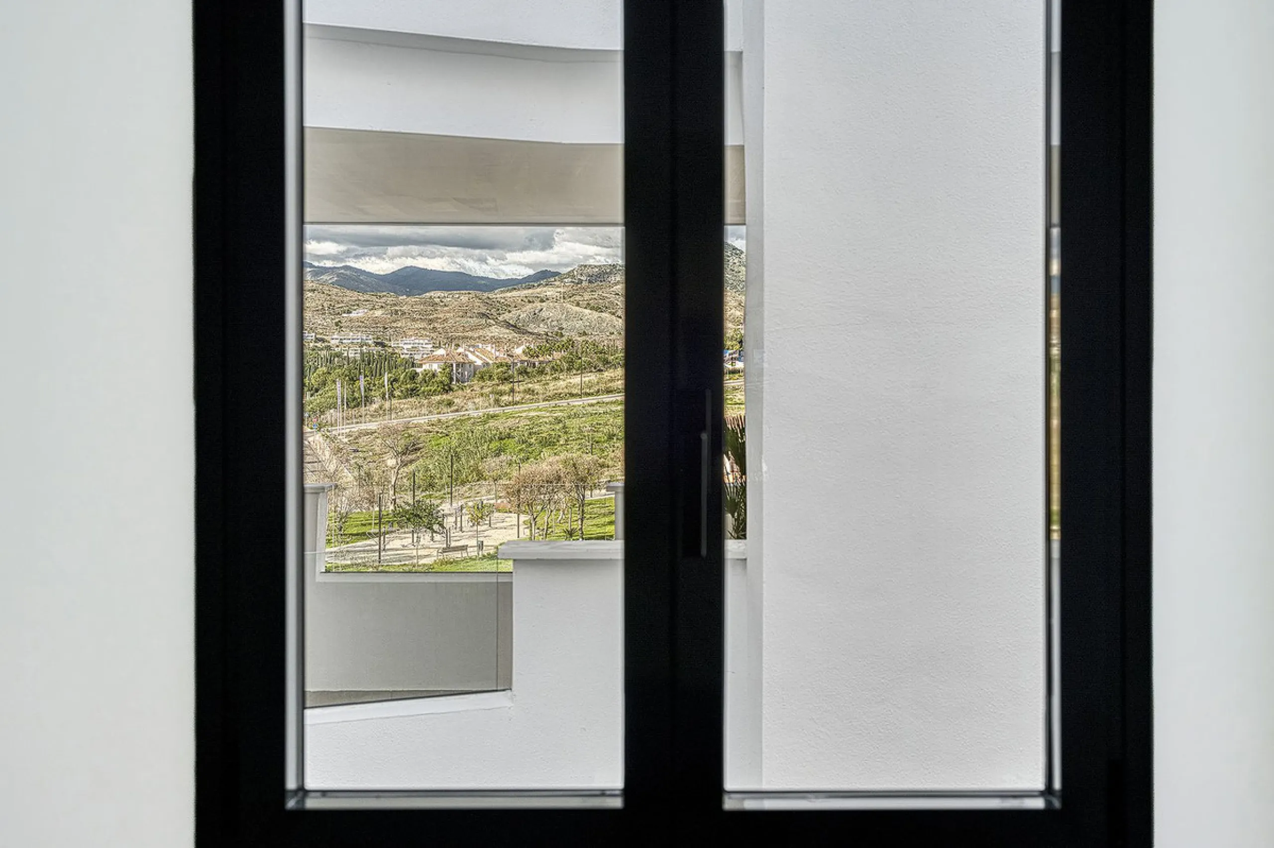 This brand-new, unfurnished resale penthouse offers refined contemporary living in a prime location on the New Golden Mile, just 10 minutes from both Estepona and Marbella.