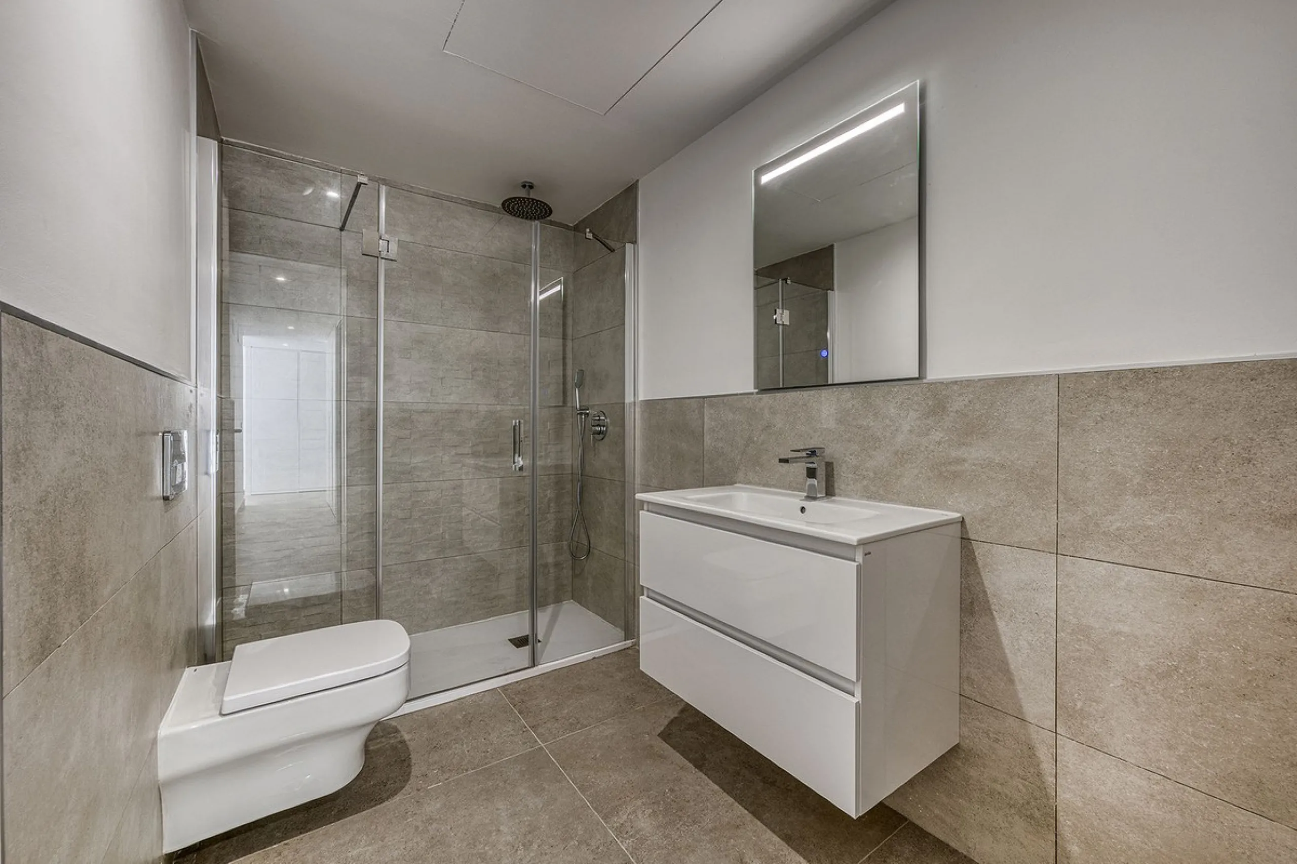 This brand-new, unfurnished resale penthouse offers refined contemporary living in a prime location on the New Golden Mile, just 10 minutes from both Estepona and Marbella.